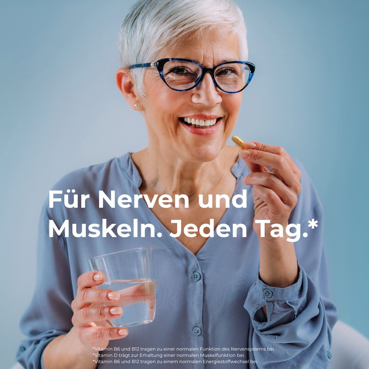 Frau nimmt eine Kapsel FibroMed mit einem Glas Wasser